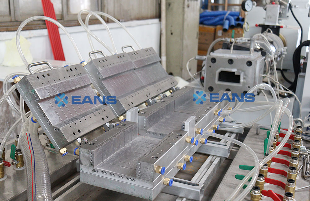 Экструдер для дверной рамы WPC