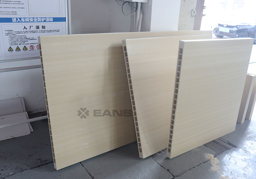 Дверь из ДПК 