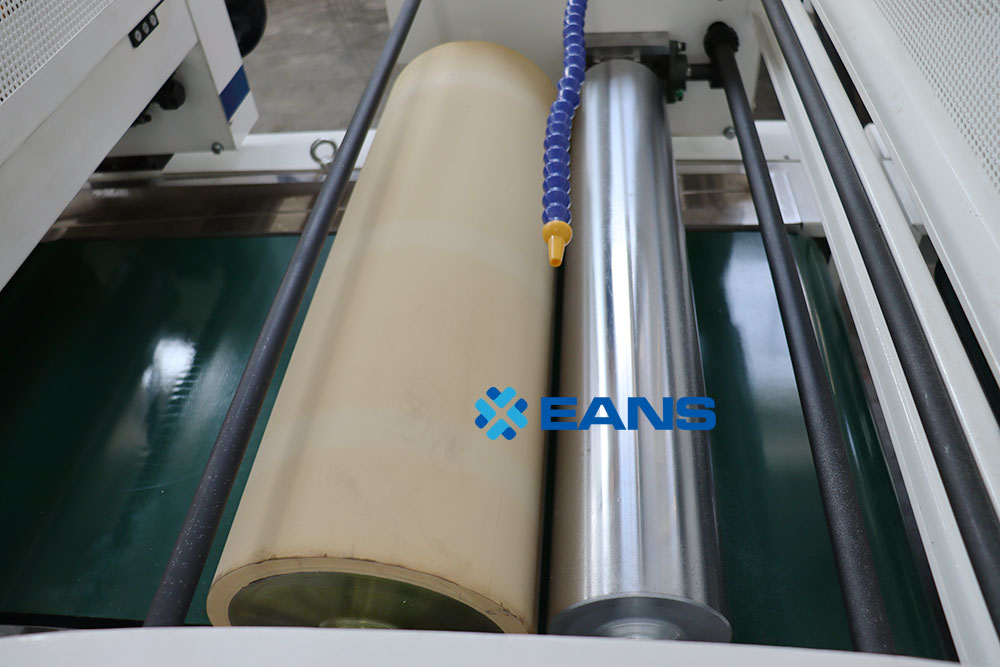 машина для нанесения покрытий на панели ПВХ