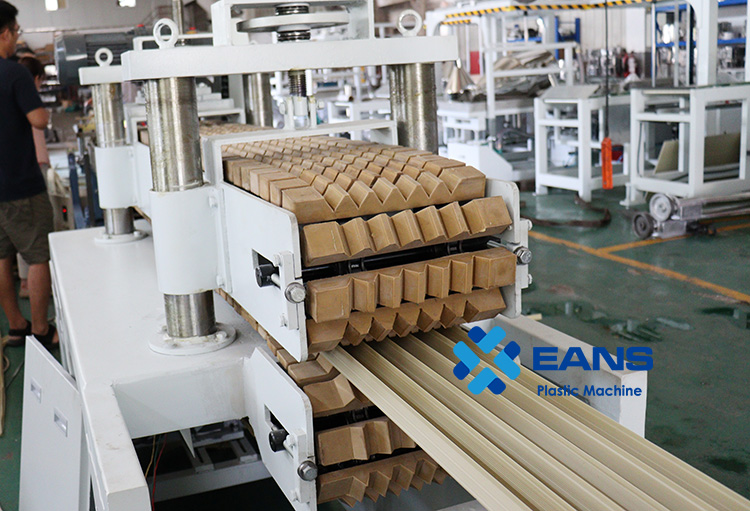 Машина для защиты углов из ПВХ